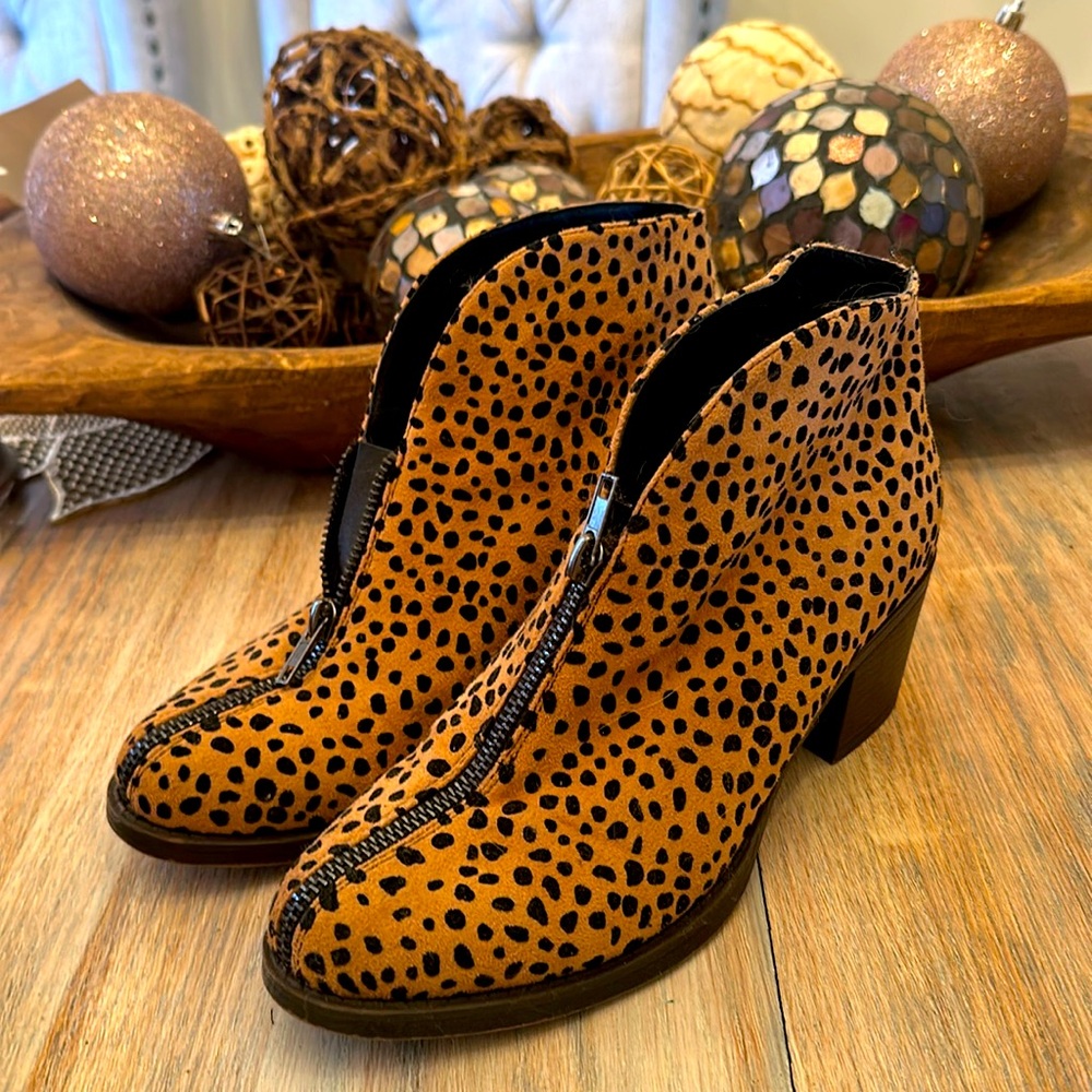 Size 6 1/2 pierre dumas, cheeta suede